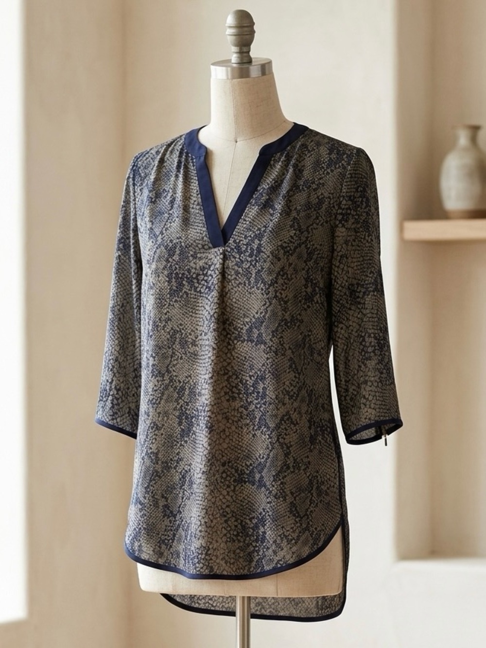 Dynamite| Chic Modern Snakeskin Print V-Neck 3/4 Zipper Sleeve Tunic Top Sz XS